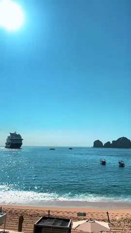 Hoy dos cruceros en la bahía de #CaboSanLucas 