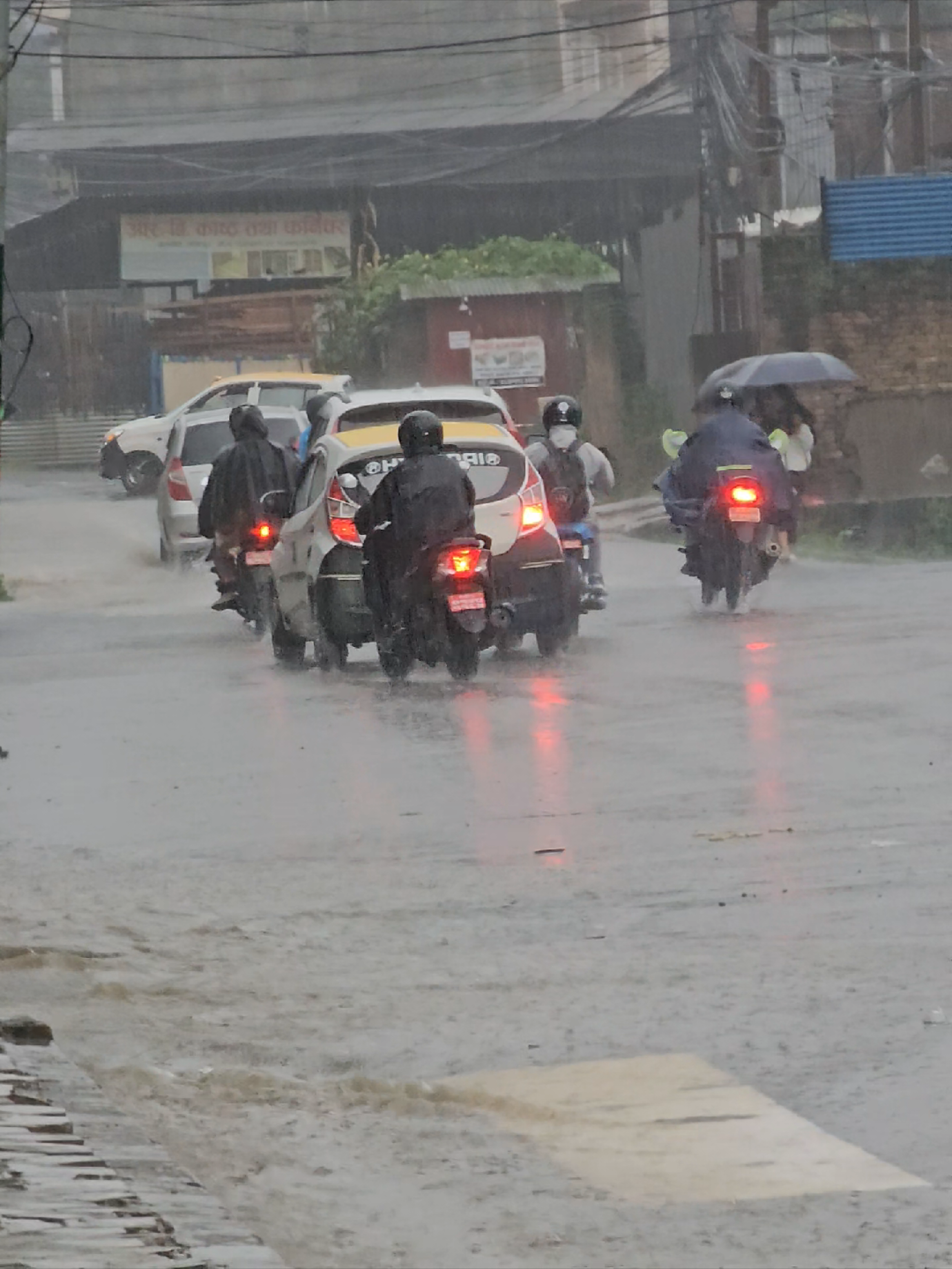 टीकाको दिन सकि सक्यो, जमरा पनि अब ओइलाउन लागिसक्यो, तर यो 'पानी' भन्ने पाहुना त दशैंभरि बस्ने गरी आएको जस्तो छ, फर्किने नामै लिँदैन! 😅  मौसम पूर्वानुमानले पनि अझै केही दिन साथ नछोड्ने संकेत दिएको छ। तपाईंकोमा पनि यस्तै छ कि घाम लाग्यो? #dashain2082 #kathmandurain #nepal #monsoon #fyp 