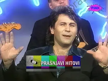 Halid Muslimović - Častio bih sve jarane (Europink 1998) Tekst i aranžman: Saša Petković Muzika: Halid Muslimović Halid Muslimović rođen je u Prijedoru 21. januara 1961. godine. Svoju muzičku karijeru započeo je 1982. Jedan je od najpopularnijih pjevača u bivšoj Jugoslaviji. Prodao je više miliona ploča. Poznat je po nadimku „Plavi čuperak“. Dobio je nekoliko prestižnih nagrada, uključjući Oskar popularnosti za pjevača godine i nagradu na festivalu Estradna Jugoslavija. ,,Mene je učilo vrijeme
