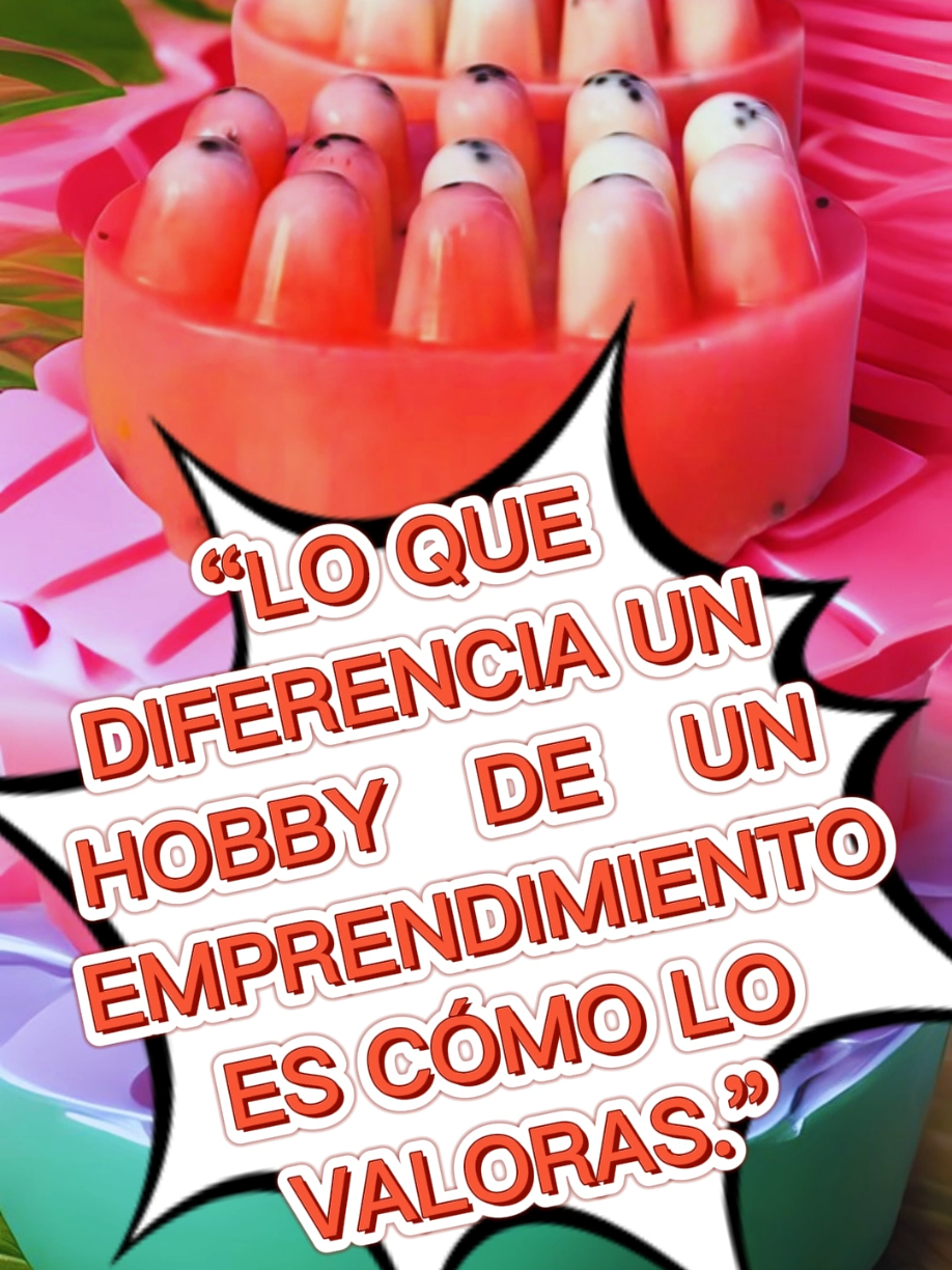 ✨ “Lo que diferencia un hobby de un emprendimiento es cómo lo valoras.” 🧼💡 Mientras elaboramos este jabón decorativo, recuerda: no es solo la receta, es también la presentación, el empaque y la historia que cuentas. Eso es lo que hace que tus productos se paguen al precio justo. 📋 Ingredientes: -260 g de glicerina transparente -260 g de glicerina blanca -Colorante rojo (unas gotas) -10 ml de glicerina líquida -Fragancia (vainilla, naranja u otra de tu gusto) -Semillas o chía 🌱 -Molde para 4 jabones 🛠️ Preparación: 1️⃣ Cortar la glicerina blanca y transparente en retazos. 2️⃣ Derretir cada una en ollas separadas entre 55 °C y 65 °C. 3️⃣ Vaciar en bandeja y agregar el colorante rojo para lograr un tono semi-rosado. 4️⃣ Añadir glicerina líquida y gotas de fragancia. 5️⃣ En la glicerina blanca, mezclar semillas o chía. 6️⃣ Preparar el molde de 4 cavidades. 7️⃣ Verter ambas mezclas en conjunto, llenar hasta el tope. 8️⃣ Dejar solidificar 40-60 minutos. 9️⃣ Desmoldar y listo: un jabón artesanal hermoso. 🌸 👉 Síguenos ✨, comenta APRENDER si quieres dar el salto 🚀, guarda este video 📌 y mándanos un mensaje por privado 📩 si deseas capacitarte. #soapmakingtiktok  #jabonescaseros  #jabonesdecorativos  #jabonesartesanales  #jabonesdeglicerina  #hechoamano  #velasartesanales  #velasaromaticas  #jaboneshechosamano  #soapaddict  #artesania #hechoconamor  #emprendeconjabones 