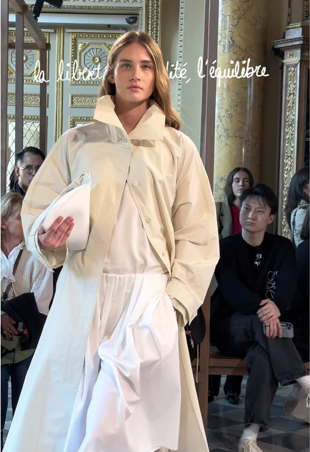 Mon tout premier défilé de Fashion Week ! Et c’était pour la présentation de la Collection Atelier @ICICLE « Looking through the Window ». #parisfashionweek #icicle #paris 