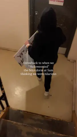 Who are you doing this with 🤪 #collegegirls #halloween #funnypranks #halloweeni @chloeee 