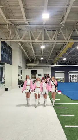 pink ladies😋💕😆😄#footballseasonisback #viral #cheer #bsfs #senioryear 