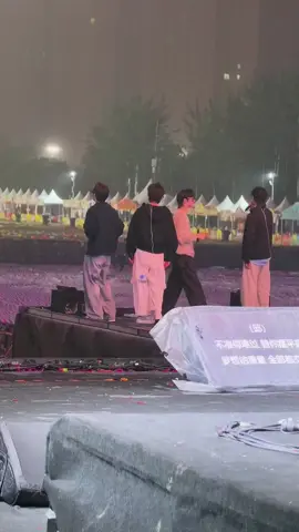 Dedikasi NJ 😍 Ready for tomorrow 🥰✨ Coughing and shivering backstage ❄️ but totally worth it, captured Desire4’s late-night rehearsal for the first music festival 🎶 D4 Let’s gooo! Can’t wait for tomorrow 💫 #ABODesire #XingQiu #JiangLi #NongJian #fyppppppppppppppppppppppp 