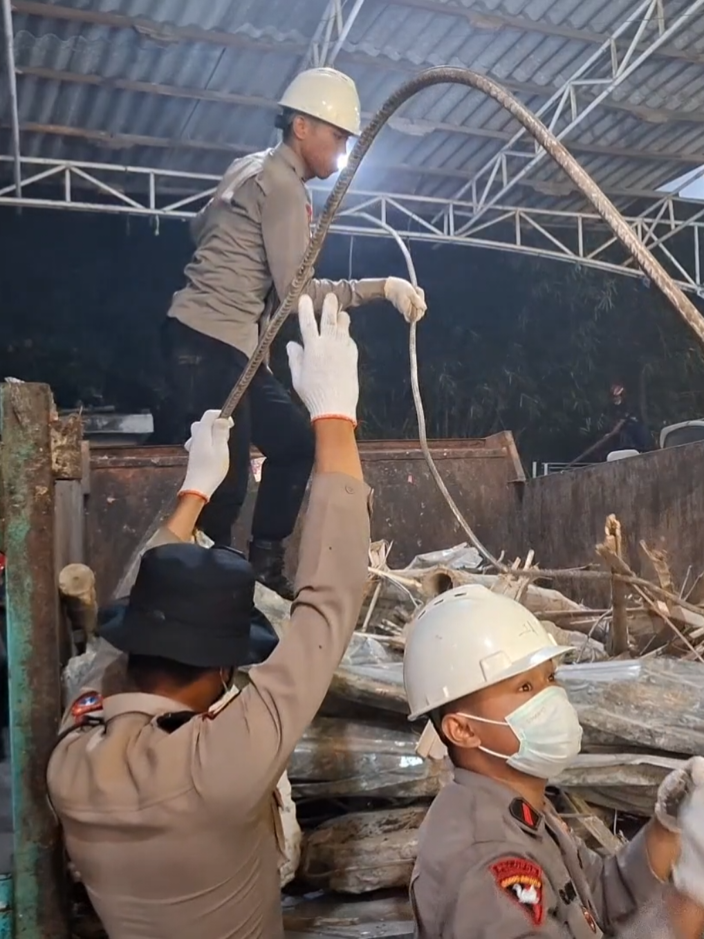 UPDATE  Sabu, 4 Oktober 2025. Pukul 00.36 WIB. Setelah BASARNAS menyatakan operasi pencarian dari 