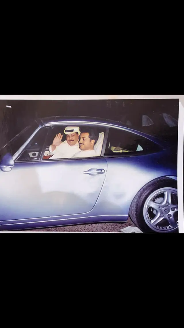 الفنان الكبير #راشد_الماجد و منجم الألحان الراحل الكبير صالح الشهري رحمه الله بسيارة راشد البورش في دولة #الكويت أمام فندق ماريوت عام 1995م . علاقة راشد و صالح علاقه استثنائية على المستوى الشخصي و الفني و لا يمكن تكرارها❤️❤️  #السعودية #اكسبلور  #تيك_توك 