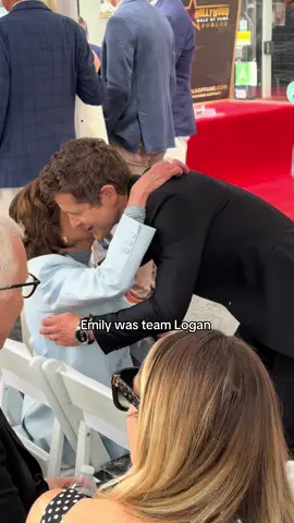 A sweet moment from Lauren Graham’s Hollywood Star ceremony  #gilmoregirls #laurengraham 