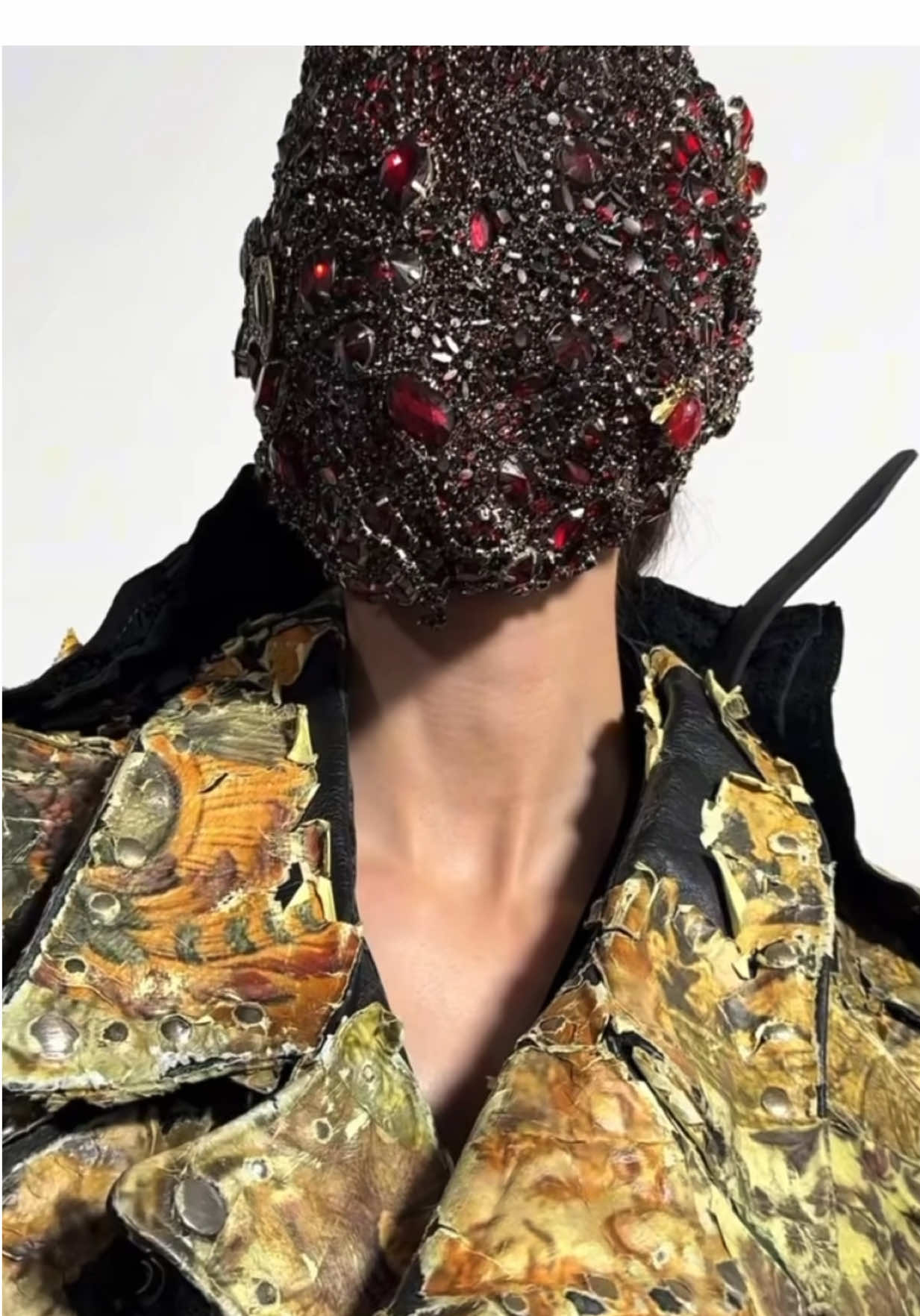 Maison Margiela Artisanal 2025 by Glenn Martens. Video by @Diana Boier 🙏🏻🖤  #maisonmargiela #glennmartens #margiela #paris #fashion 