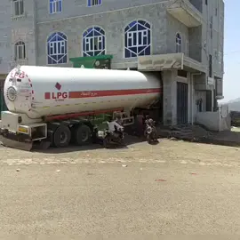 هذا حااااادث سوق البيرين لهذي القاطرة بعد أن راح عليه الفرامل ودخلت إلى منتصف المدرسة مشهد يحبس الانفاس الحمدلله سلامات