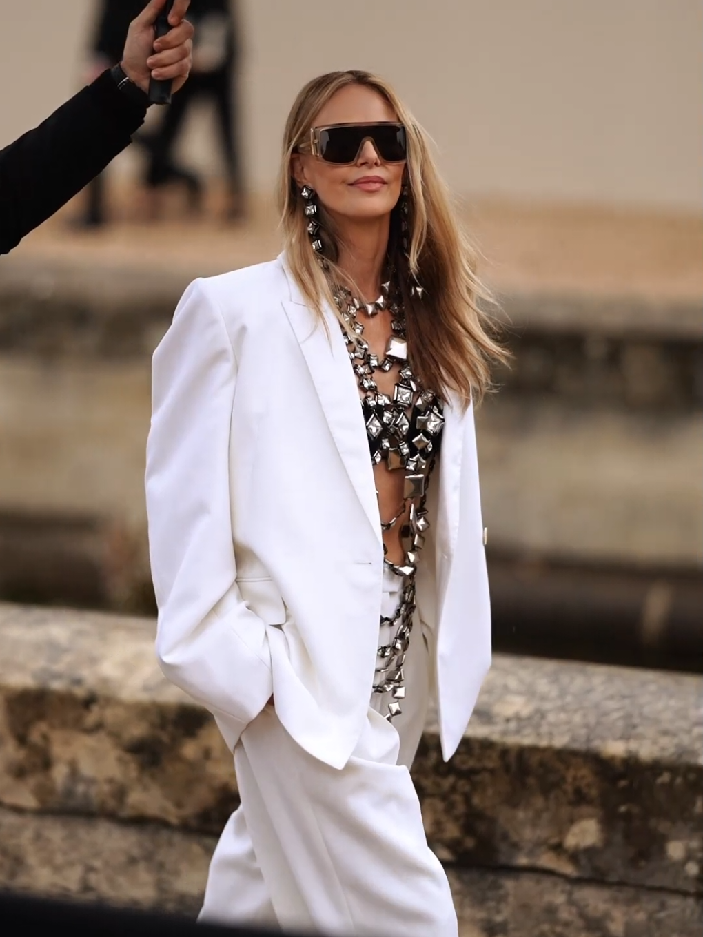 @CharlizeTheron.Daily  @Givenchy  @parisfashionweek  #charlizetheron #givenchy #pfw25 #StreetStyle #yrismagazine