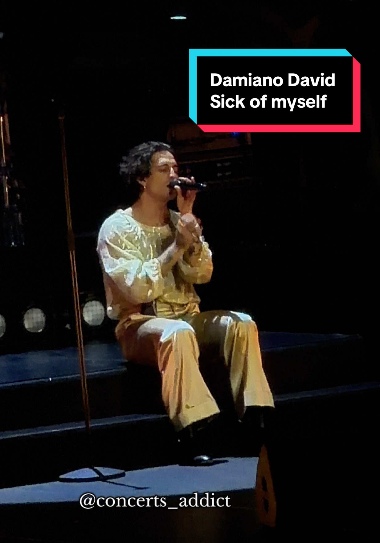 Voir @Damiano David malade et chanter Sick of Myself…. c’était pas dans ma bingo card 🤯 #damiano #damianodavid #funnylittlefears #concert