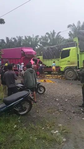 semoga urusan ny cepet selesai ABG ndaa#fyppppppppppppppppppppppp #sorotan #lakalantas #trukmaniaindonesia #driver