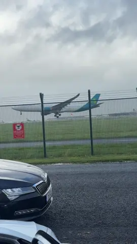 Pilot: “we’re landing smooth”. Dublin wind: hold my pint 🍺 💨  #dublinlive #a330 #ireland #planespotting #fyp 