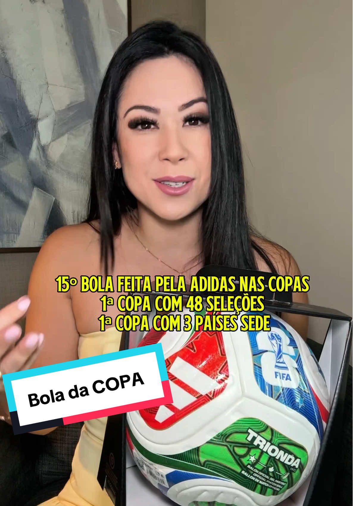 Conheça a Trionda — a bola oficial da Copa do Mundo FIFA 2026! Seu nome une “tri” (três) + “onda” — homenagem aos três países-sede: Estados Unidos, Canadá e México. 🇺🇸🇨🇦🇲🇽 Ela traz inovações técnicas de peso: somente 4 gomos (o menor número já usado em bola de copa), textura em relevo e acabamento termosselado para estabilidade e menor absorção de água. E o mais impressionante: a Trionda vem com um sensor de movimento (chip 500 Hz) embutido que envia dados em tempo real ao VAR — ajudando em lances decisivos como impedimentos e possíveis toques de mão. A Adidas diz que é a bola mais precisa da história das Copas: trajetória previsível, controle de efeito, e feita pra impressionar dentro e fora de campo. Claro, o visual também gera debate — muitos adoram, outros acham ousado demais. E você, o que acha? #Trionda #Copa2026 #WeAre26 #FIFAWorldCup