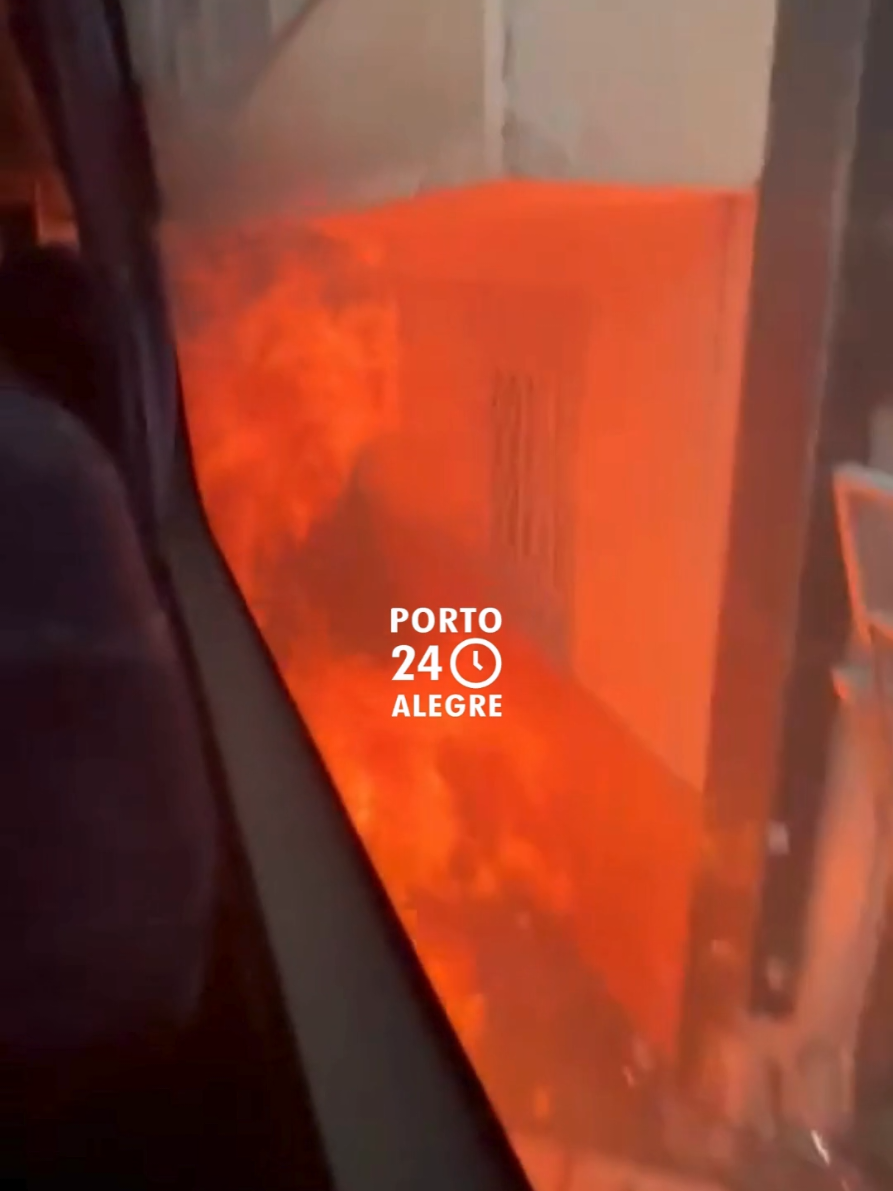Imagens registradas de dentro do ônibus de excursão que colidiu e pegou fogo na tarde desta sexta-feira (3), na Rua Espírito Santo, no Centro de Porto Alegre, mostram os momentos que antecederam o incêndio. O veículo, que saiu da cidade de Vacaria, transportava 57 estudantes no momento do acidente. Apesar do susto e da gravidade da situação, todos foram retirados a tempo e passam bem.