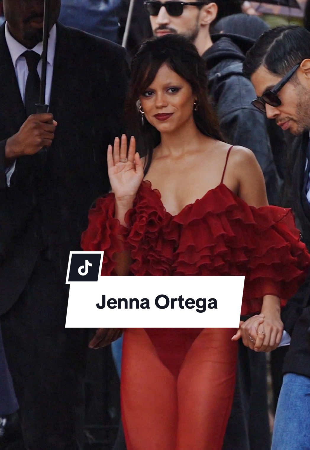 🫰🫰 Jenna Ortega arrives to the Givenchy show at Paris Fashion Week.