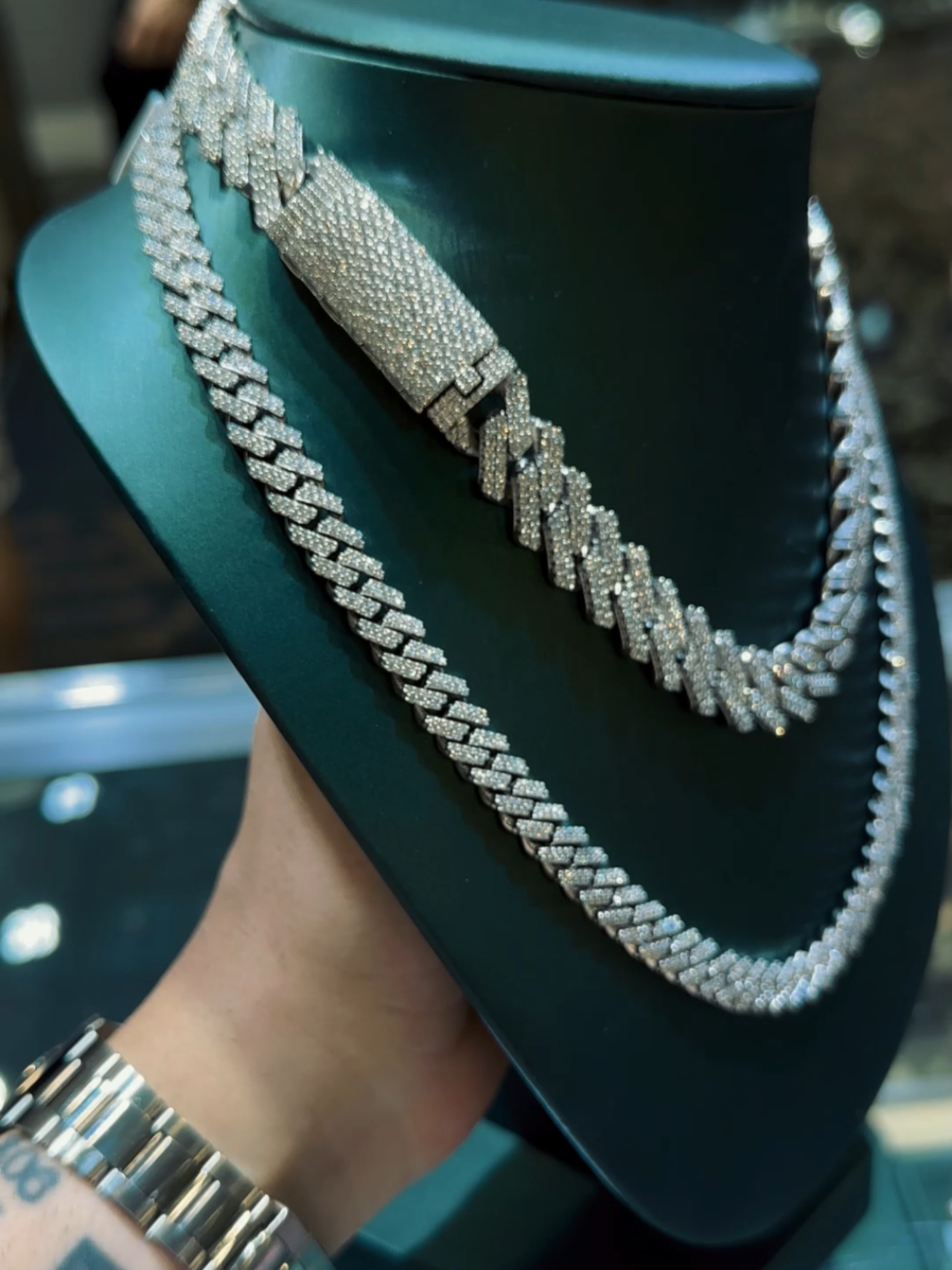 Your jewel as you want it, any width, length and weight ... Financiamiento disponible con o sin crédito Financing available with or without credit -Showroom 📞 407-910-4391 -WhatsApp 📲 321-380-8451 -Whatsapp 2 📲 321-802-0494 -Custom orders 📲 321-900-5179 📌2475 michigan ave, kissimmee fl 34744 . . . . #hiphop #rap #cubanos #goldanddiamonds #goldanddiamondjewelry #luxurylife #watchcollector #diamondwatch #luxurywatch #IcedOut #BlingBling #luxurystyle #timeismoney #africa #millionairelifestyle #diamond #gold #vvs #money #jewelry