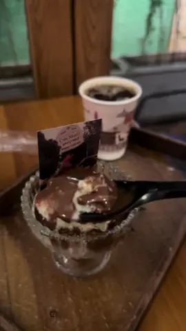 من زمان ماكليت كيكة ملغمه شوكلت 🤤❤️‍🔥 ترضي الضمير والخاطر هذه والفلات وايت موزون 🫳🏽  @مثيل كافيه | MATEL CAFE  #vip #ملكة_التقيمات #قهوة_مثيل #قهاوي_الرياض#تغطيات_الرياض 