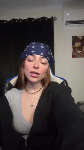 tiktok me pone la musica mas random se los juro... hola 😚