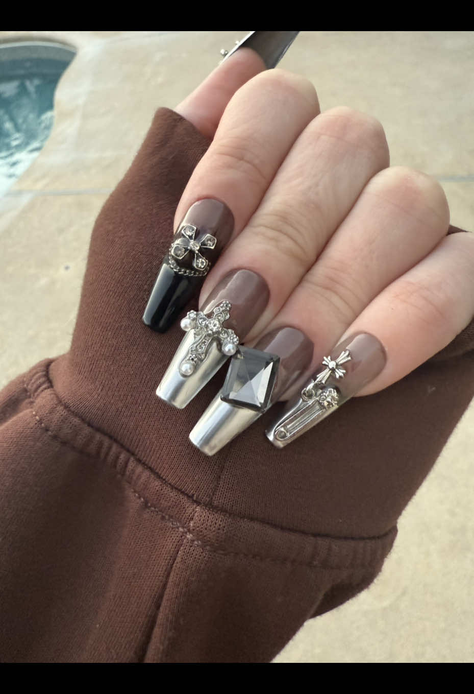 Stop scrolling if you love nails that make people STARE 👀✨” 💅 Chrome. Cross bling. Jewelry-level detail. Yes, they’re fake… and yes, they look $$$. #NailTok #ViralNails #FakeNailsWho #BaddieNails                     @ReNova Nail 