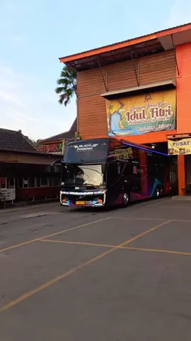 unit ganteng'nya U trans Black phoenix #sbr3garut #busviral #bustelolet #blackphoenix #fyp @utrans_official @U trans 