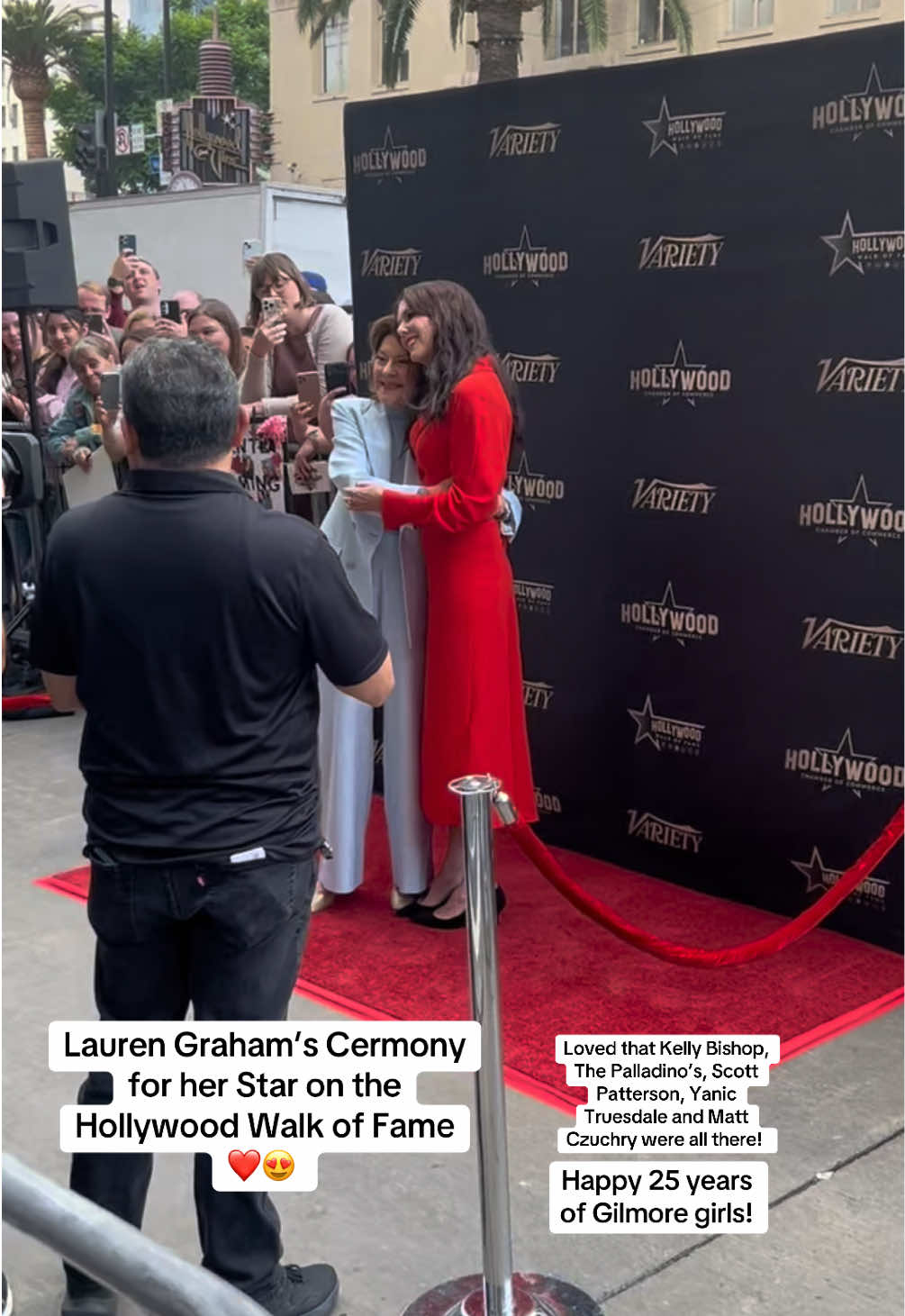 Thanks to my mom for taking all these videos & photos! Lauren Graham’s Cermony for her Star on the Hollywood Walk of Fame ❤️😍  #laurengraham#gilmoregirls#gilmoregirlstiktok#lorelaigilmore#fyp 