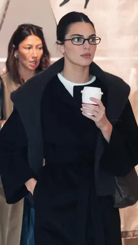 Kendall Jenner, Renell Medrano e Ben Gorham em uma loja da The Row em Paris - 02/10.#kendalljenner  @kendalljbr
