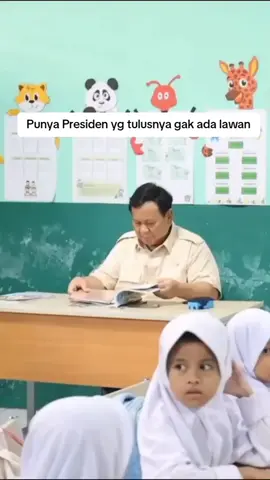 Pak Prabowo selalu menunjukkan rasa cinta dan sayang yg tulus setiap bertemu rakyatnya, apalagi anak-anak. Panjang umur dan sehat selalu Bpk Presiden. Kami semua mencintaimu #prabowo #presidenri #prabowosubianto 