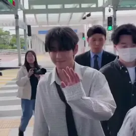 Taehyung sudah tiba di Incheon airport untuk menuju Paris!  Have a safe flight Taehyung #Taehyung #taehyungaiport #haveasafeflightTaehyung 