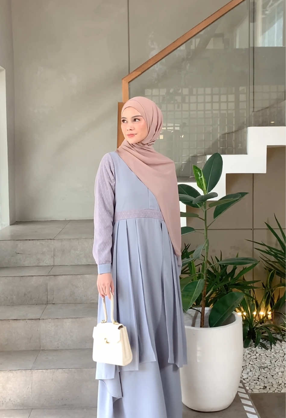 Kondangan tapi tetep pengen simple chic? Bisa banget dengan look gini😍 pake jennaira dress✨ #LeaIndonesia #SimpLEAndinspiring #outfitoftheday #OutfitAntiRibet #outfitkondangan 