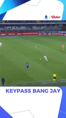 repost ig @vidiosport  🔥🎥 Akurasi umpan lambung Djai Idzes benar-benar bikin publik terpukau! Satu umpan matang langsung jadi kunci terciptanya gol Sassuolo di laga semalam. 🎯⚽️ Dengan visi bermain yang tajam, Idzes mampu membuka ruang serangan dan hasilnya? GOL indah yang bikin fans bersorak! 💚🖤 #Sassuolo #DjaiIdzes #SerieA #FootballHighlight #GolIndah 