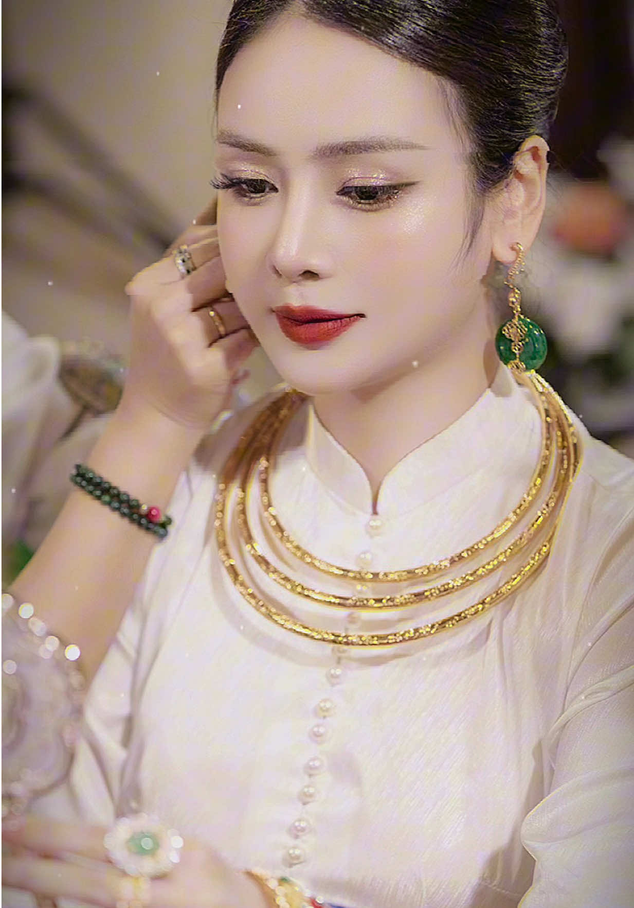 Nhiều người thật lạ. Có những chuyện vốn chẳng liên quan đến họ, cũng chẳng hề đúng sai rõ ràng, nhưng chỉ vì người khác không làm theo ý mình, họ lập tức nổi giận, dùng đủ lời lẽ cay độc để hạ bệ, mạt sát. Thứ họ muốn không phải là lẽ phải, mà chỉ là sự thỏa mãn cái tôi Đáng buồn là, khi một người làm tổn thương người khác, điều đó không chứng minh họ mạnh mẽ hay đúng đắn hơn, mà chỉ phơi bày sự bất an, yếu đuối và trống rỗng bên trong Một tâm hồn đủ rộng lượng sẽ hiểu: ai cũng có con đường riêng, lựa chọn riêng. Không làm đúng ý bạn không có nghĩa là sai. Người biết sống là người biết tôn trọng sự khác biệt, giữ được sự bình thản trong lòng, chứ không phải kẻ biến mọi thứ thành chiến trường để khẳng định bản thân Thực chất, cách ta đối xử với người khác chính là tấm gương phản chiếu nội tâm mình. Người gieo lời cay nghiệt rồi cũng sẽ gặt lại sự cô độc. Sự khác biệt lớn nhất giữa người có trí tuệ và kẻ bị cái tôi dẫn lối là: người trí tuệ biết dừng, biết chọn im lặng khi cần; còn kẻ u mê thì càng nói càng tạo nghiệp, càng tự trói mình vào vòng xoáy khổ đau #dieuanhanh 