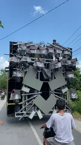 Redy to racee🤙🥵#sumbersewusoundofficial #soundsystem #fyp @BERKAH PRODUCTION BWI @BJ LIGHTING#071 