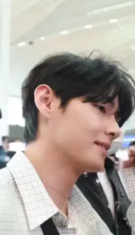 Reporter tanya “Kalung merah itu poin utama untuk leher ya?” 🐯: Ini? *tunjuk kalung dan senyum super manis* V FOR PARIS FASHION WEEK CELINE AMBASSADOR TAEHYUNG #VxCELINEPFW #CELINESUMMER2026 @celineofficial #TAEHYUNGxCELINE