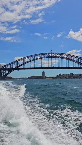 Saturday afternoon ferry to Manly.  Have to admit originally being from Melbourne, this is pretty cool. #sydney #travel #manlyferry #nsw #australia 
