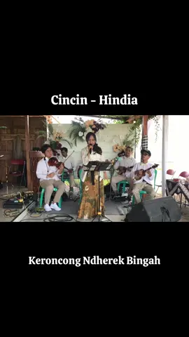 Keroncong Skena Heiii para calon manten bisa rikues lagu favorit kalian.. Info & booking hubungi wa di bio #bandkeroncongjogja #cincinhindia #bandweddingjogja #bandgatheringjogja #keroncong 