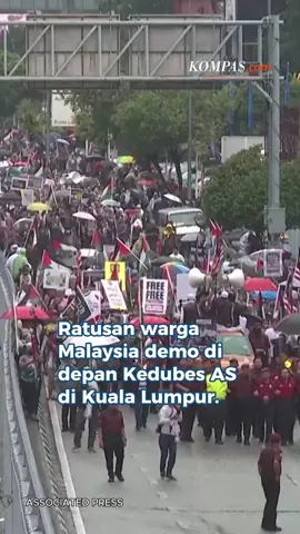 Ratusan warga Malaysia menggelar aksi di depan Kedubes Amerika Serikat (AS) di Kuala Lumpur, Malaysia, Jumat (3/10/2025). Mereka menuntut pembebasan relawan Global Sumud Flotilla yang ditahan Israel. Perdana Menteri Malaysia, Anwar Ibrahim juga mengecam keras tindakan Israel tersebut. Ia menegaskan bahwa misi ini sepenuhnya dilandasi rasa kemanusiaan terhadap penderitaan warga Gaza. Sumber: Associated Press Kreatif: Blanka Rahel Maretha Joanne Produser: Nibras Nada Nailufar ~R #Flotilla #Gaza #Malaysia #Global ##Read
