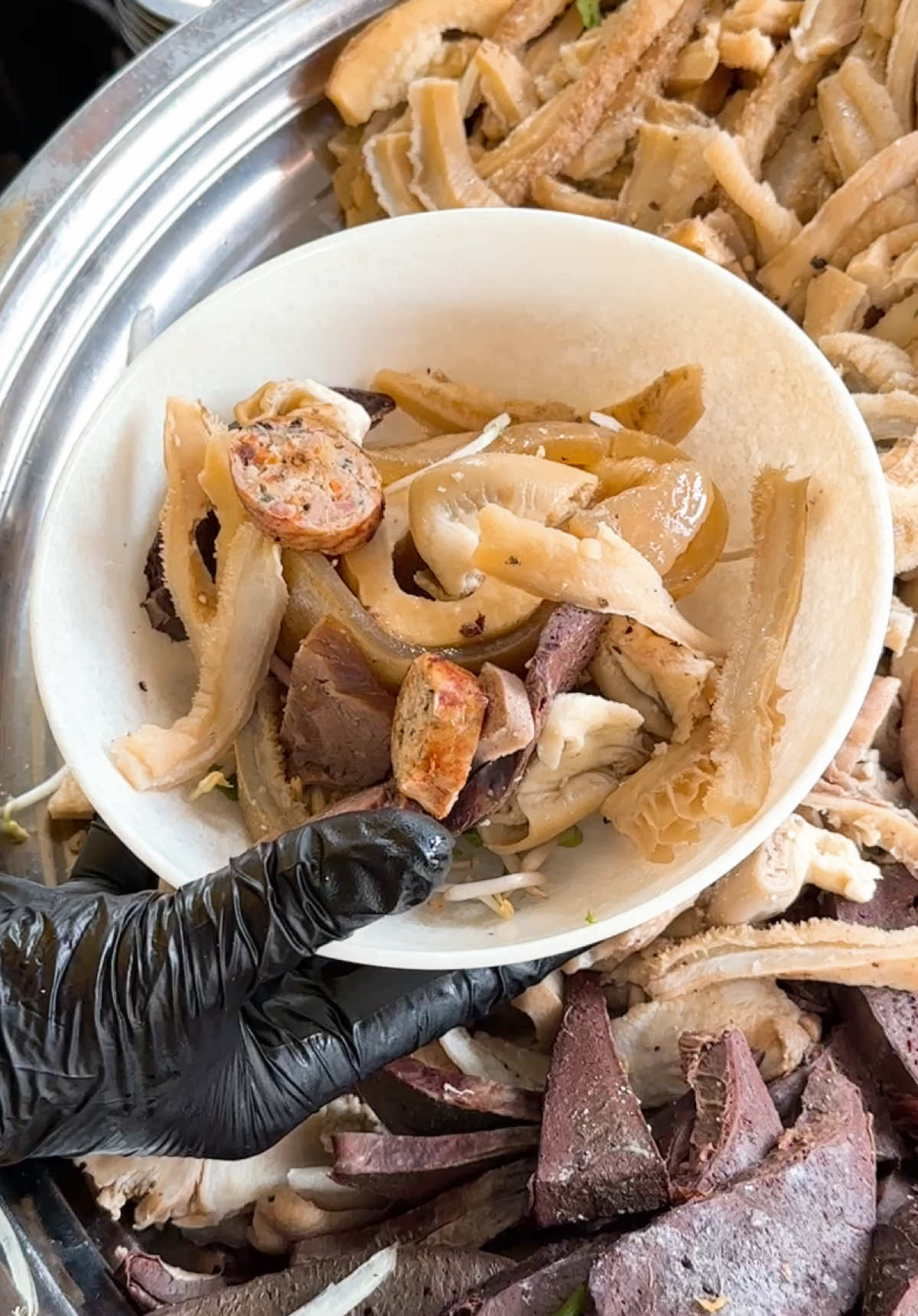 Giò bò mềm thơm, nạm bò ngọt thịt, lòng bò giòn giòn hoà vào nhau trong tô cháo nóng nghi ngút, ăn một muỗng mà như “ôm trọn cả hương vị” 🫶 Tới Cháo Bò 99, cái bụng được no mà cái lòng còn được vui vì không khí gần gũi, dễ thương hết sẩy 😋 Team học bài xong muốn xõa, team làm ca tối cần nạp năng lượng hay team bạn bè mê ăn vặt… kéo nhau tới thử liền. Một tô cháo ngon thôi chưa đủ, phải có thêm đám bạn thân kế bên mới đúng vibe 💖 #chaobo99 #LearnOnTikTok #ancungtiktok #xuhuongtiktok #riviewanngon 