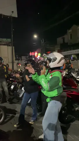 Di balik layar, ngangkat tin motor😂 @SUKA-SUKA.OJOL @NinaGrab @NengOjol. #fyppppppppppppppppppppppp #driverbandung #ojol #xbcyza #shopefood 