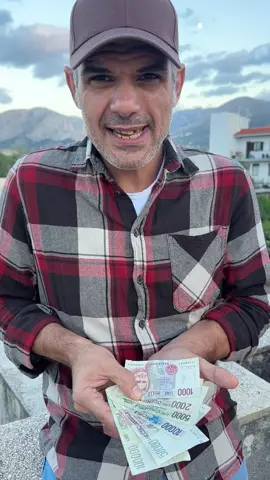 C’era un tempo in cui, con poche lire in tasca, potevi sentirti ricco. Un caffè al bar, un gelato alla piazza, le prime figurine scambiate all’uscita di scuola. La lira non era solo una moneta: era un pezzo di vita quotidiana, fatta di gesti semplici e di sogni piccoli ma immensi. Oggi, quando ripenso a quelle monete leggere che tintinnavano in tasca, mi prende una malinconia dolce. Non erano solo soldi, erano ricordi. Un simbolo di un’Italia più ingenua forse, ma anche più genuina. La lira non c’è più, ma resta nelle storie che raccontiamo, nei cassetti dove magari ne è rimasta qualcuna, e soprattutto nel cuore di chi l’ha vissuta. Perché certe monete, più che comprare, sapevano unire. #lira #ricordi #nostalgia #italiachefu #tempipassati #memorie #rimpianti #vitadialtriTempi #italiavecchia #ricordidinfanzia #temposcaduto #italiabella #passatochevive #ricordare #malinconia #SiciliaBedda #VivaLaSicilia #TradizioniSiciliane #SaporiDiSicilia #SiciliaMia #OrgoglioSiculo #Sicilianità #MadeInSicily #CoseDiSicilia #RadiciSiciliane #SiciliaNelCuore #SiciliaTiAmo  