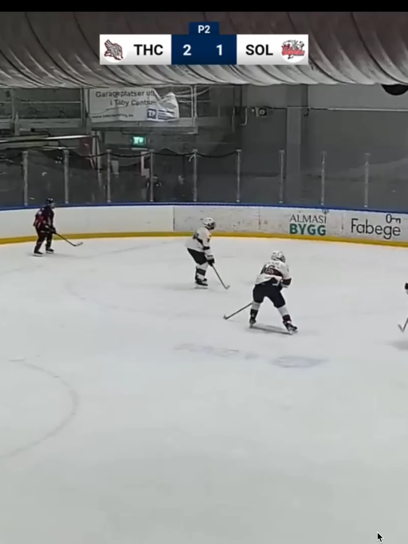 Mål. @vincentbackdahl. Assist. @danny.kazimov och Olle Fredén Ericsson. @tabyhcjuniorer #hockey #juniorhockey #hockeytime #hockeymoments #hockeygame