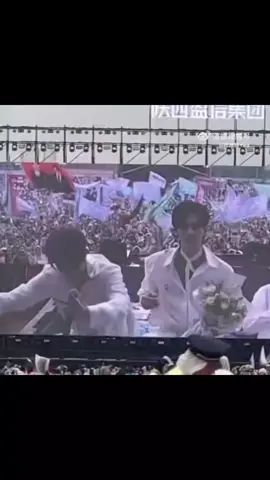 Udah pake putih,  bawa bouquet , ada acara lempar bunga juga.. ini acara konser apa pernikahan 🤭🤭.. #abodesire #lipeien #oceanjiang #jiangli #desire4 