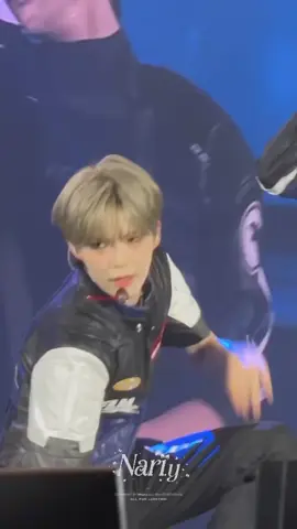 the eye contact & smirk🫠 #sunghanbin #zerobaseone #zb1 