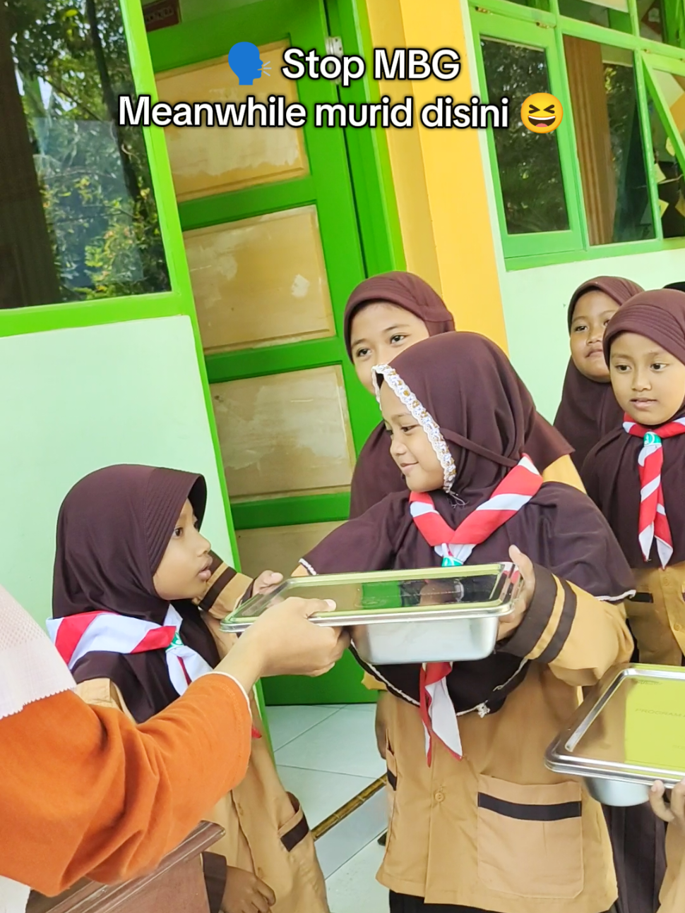 Gemesss banget dijahilin 😆 #makan #makanbergizigratis #prabowo #gibran #makanan 