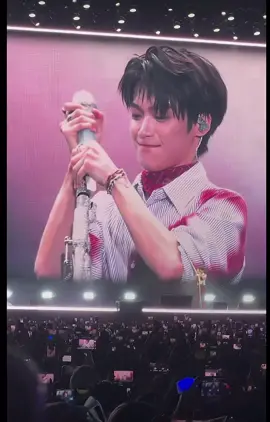 และแล้ววันนี้จื่ออวี๋ก็กลับไปตีกันกับขาตั้งไมค์อีกครั้ง 🤣 น่ารักอ่ะ น้องโมโหแล้วน๊า!!! #จื่ออวี๋ #Ziyu #revengedlove #festival #idonchina