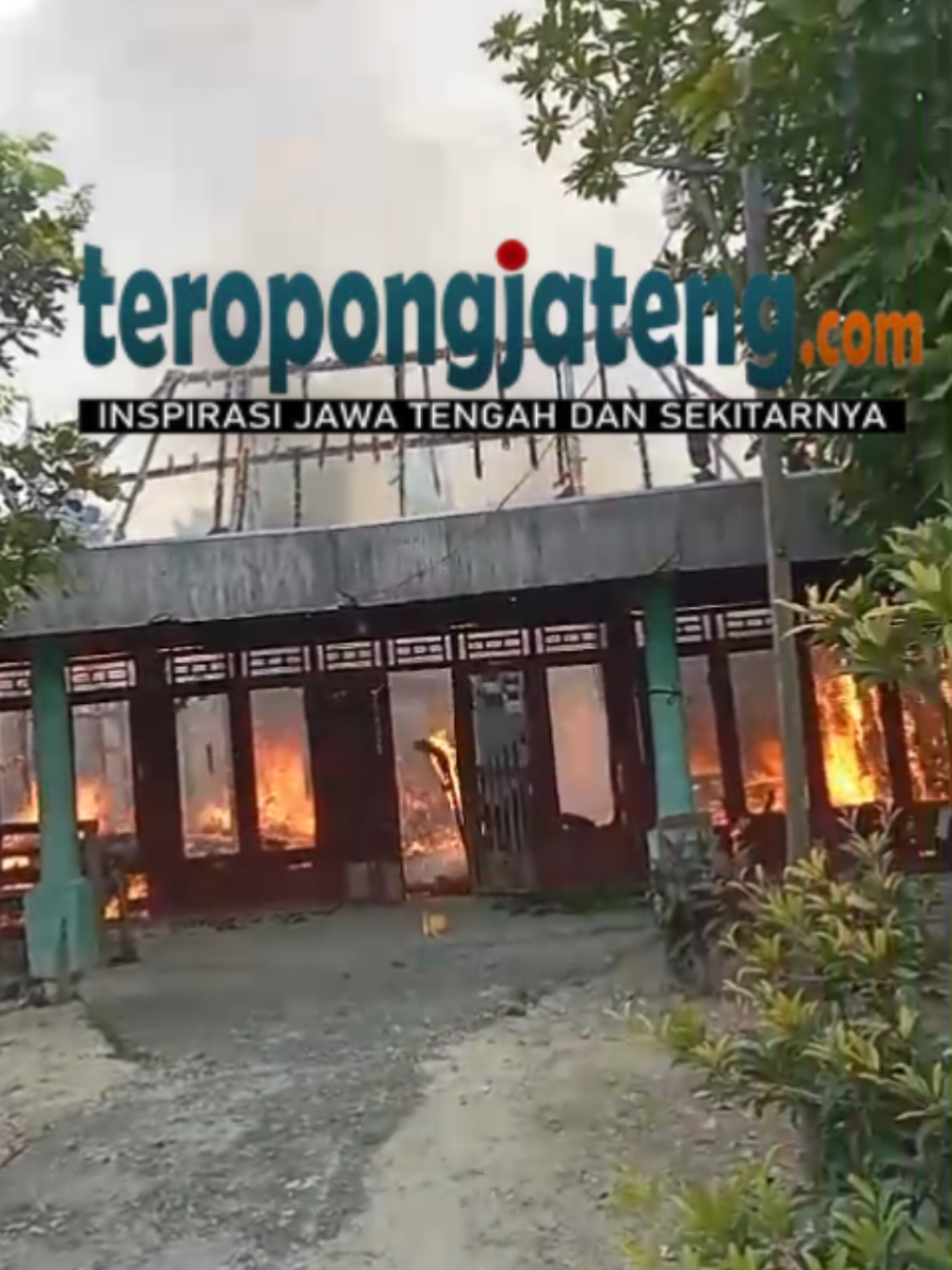 Rumah Ludes Uang Rp 70 Juta dan Emas 30 Gram Terbakar, Warga: Kebakar Karena Ini #kebakaran #rumahterbakar #uangterbakar #emasterbakar #grobogan  Grobogan- Sebuah rumah milik Bapak Suradi warga Sukorejo, Kecamatan Toroh, Kabupaten Grobogan terbakar hebat, Sabtu (4/10/2025). Kejadian tersebut terjadi saat pagi hari sekitar pukul 07.15 WIB. Saat itu pemilik rumah sedang pergi ke sawah dan rumah dalam kondisi kosong. Menurut tuturan tetangga, warga awalnya melihat ada asap tebal dan saat dilihat dari titik munculnya asap ternyata rumah terbakar.  