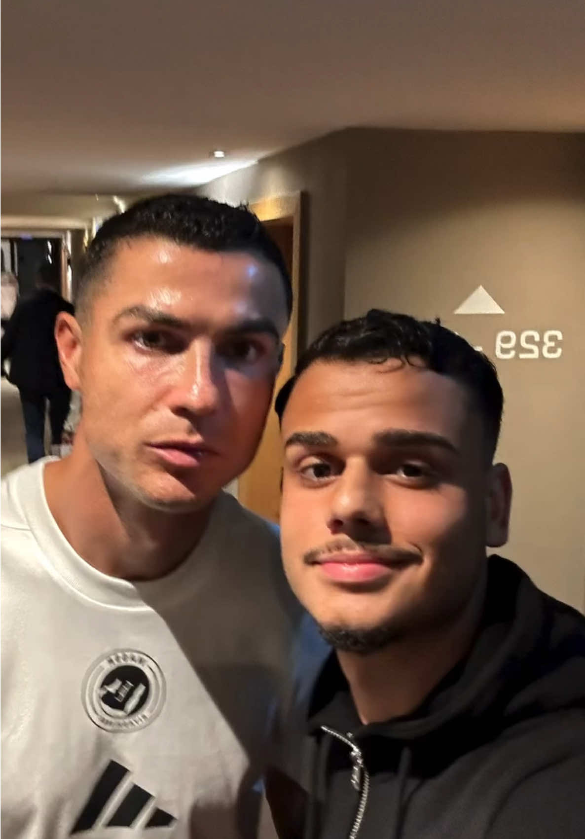 Casually sharing WiFi with Cristiano Ronaldo 📶⚡ IG/@jonny.45n #footbal #futbol #futebol #ronaldo #cristianoronaldo 