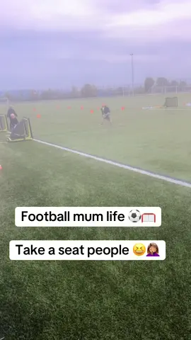 SOCCER MUM ALERT! ⚽️🥅3 weeks in & you already gota be setting yourself up comfy & warm! 🥰🧥🪑 #fyp #football #soccermom #training #parenting 