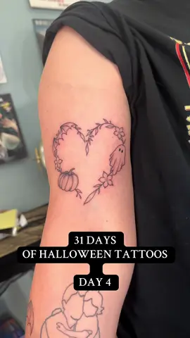 Halloween tattoo number 4/31 and I’m completely obsessed with this one! I need more pumpkin, ghost and bat tattoos in my life 🎃👻🦇 #halloweentattoo 