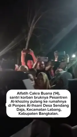 Salah satu santri yang selamat dari tragedi ambruknya mushala Pondok Pesantren Al Khoziny, Buduran, Sidoarjo, adalah Alfatih Cakra Buana (14), asal Ponpes Al-Ihsani Desa Sendang Dajah, Kecamatan Labang, Kabupaten Bangkalan, Jawa Timur. Kedatangannya disambut meriah dan rasa syukur oleh masyarakat. Alfatih sempat terjebak selama 3 hari di reruntuhan mushola Pesantren Al-khozin, Buduran, Sidoarjo.